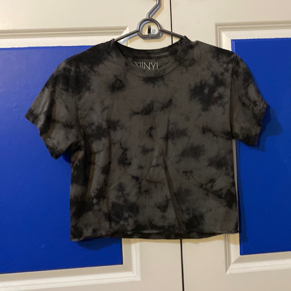 black and gray cropped tee